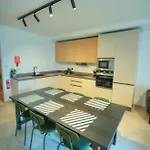 Chic, Bright And Modern 3 Bedrooms Kbas1-1 *